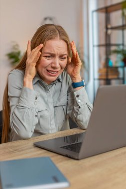 Oturma odasındaki masada oturan dizüstü bilgisayarını kullanan Kafkasyalı bir iş kadınına sinirlenmiş. Kafaya dokunan kız kaybeder. Aniden piyango ya da kötü haber karşısında şaşırır.