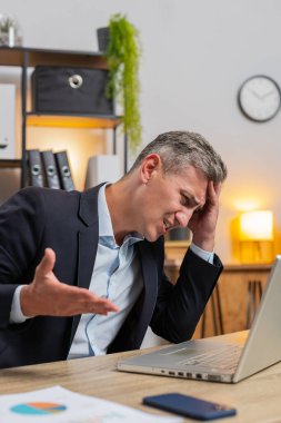 Kafkasyalı bir işadamı maddi sorunlardan endişe duyuyor, iş yerinde stres yapıyor. Tarz sahibi serbest çalışan adam para borçlarını, bütçe kayıplarını, iflasları hayal kırıklığına uğrattı. Fazla çalışma.