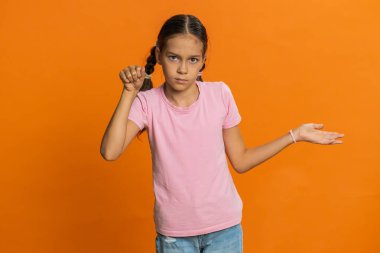 Kim var orada? Tık-tık. Kafası karışmış genç kız çocuk kapıyı çalıp kimin evde olduğunu soruyor, utanıyor, hiçbir fikrim yok, turuncu arka planda bilgisiz ve kararsız.