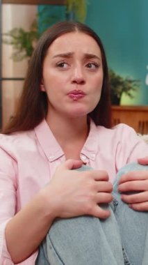 Genç kadın, anksiyete üzüntüsü ve iflastan bunalmış bir şekilde dizlerinin üstüne çöküp ev kanepede yatıyor. Umutsuz ve uyuşmuş hissediyor. Kafkasyalı kız duygusuzluk gösteriyor boş boş bakıyor duyguları sessizce sindirmeye çalışıyor.