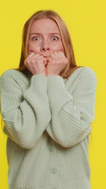 Korkmuş orta yaşlı kadın tehlike sorunlarından korkuyor, fobisi var, anksiyete bozukluğu korkuyu gösteriyor hayır, güvensizlik, stres, panik. Sarı arka planda stresli bir kız