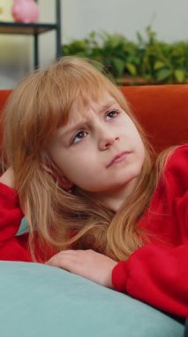 Evde üzgün, yalnız bir genç kız çocuğu, hayat endişeleri hakkında düşünceli görünüyor ya da sınav sınavında başarısız oluyor, adil olmayan bir durumdan muzdarip. Gençlik sorunu, ayrılık, depresyon, sinir patlaması.