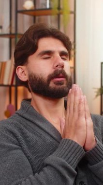 Evde oturan Hintli adam kapalı gözlerle dua fısıldıyor. Yavaş yavaş nefes alıyor. Huzur arıyor. Kanepedeki Arap adam yardım istiyor. Sesi kısık. Değişim umudu var..