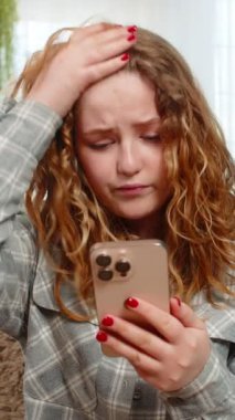 Elinde cep telefonu olan genç bir kadın kötü haber okuduktan sonra üzgün ve hayal kırıklığına uğramış. Kanepedeki beyaz saçlı kız hayal kırıklığına uğramış görünüyor, duygusal tepki, duygusal ifade