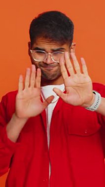 Buna bakmak istemiyorum, çok kötü. Hintli Hintli adamın elleriyle gözlerini kapamasından korktum. Durma hareketi gösteriyordu. Kafası karışmıştı. İzlemekten korkmuştu. Turuncu arka planda izole Arap genç adam