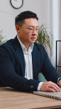 Sıkıcı Asyalı işadamı dizüstü bilgisayarda çalışıyor, ofiste uyuya kalıyor. Yorgun, serbest çalışan, orta yaşlı, işkolik bir adam. İstihdam, meslek, işsiz