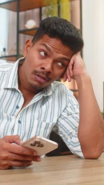 Evdeki Hintli adam akıllı telefon haberleri reklamlarla beslenmekten sıkılmış hissediyor. Masadaki Arap adam kafasını çeviriyor. Yavaş nefes alıyor, sessiz alarm veriyor. Telefonu bir kenara bırakıp sakin olmak için kısa bir mola veriyor.