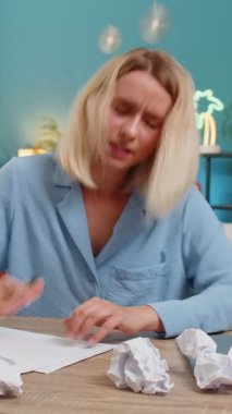 Öfkeli öfkeli kadın evde çalışıyor, kağıt atıyor, işte sinir krizi geçiriyor, hayal edin, baş ağrısı, stres yönetimi, zihinsel sıkıntı problemleri, kendini kaybediyor, başarısızlığa tepki veriyor..