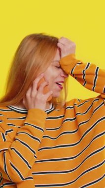 Telefon, iyi haber, dedikodu. Kafkasyalı genç, sarışın bir kadının akıllı telefondaki hoş sohbetine mutlu bir sürpriz oldu. Arkadaşıyla konuşmaktan keyif alıyordu. Yetişkin kız sarı arka planda kapalı alanda izole edilmiş..