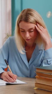 Masasında kitap yığınıyla oturan yorgun, genç yazar öğrenci kadın. Sarışın, beyaz, serbest çalışan bir kadın kalemle roman yazıyor. Sahne, kızın bir proje üzerinde çalıştığını ya da çalıştığını gösteriyor..