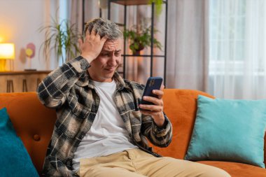 Üzgün, Kafkasyalı bir adam akıllı telefon daktilo kullanıyor, kaybediyor. Aniden piyango oyunu sonuçlarına şaşırıyor, kötü haber, servet kaybı, başarısızlık, teslim tarihi, virüs. Evde gri saçlı genç bir adam var..