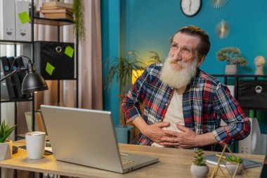 Hayal kırıklığına uğramış Kafkasyalı yaşlı bir adam ofis bilgisayarında çalışırken aşırı yemek yiyor. Üzgün iş adamı büyükbaba karnına dokunuyor ve rahatsız ve keskin bir acı hissediyor.