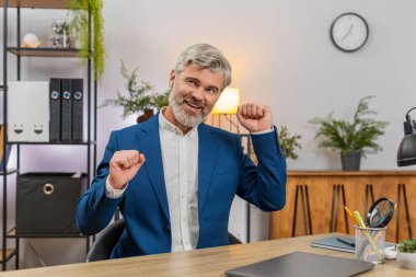 Ofisteki orta yaşlı işadamı, dizüstü bilgisayarla çalıştıktan sonra kulaklık takıp rock şarkıları söylüyor. Masadaki serbest çalışan adam kod yazıyor. Müzik enerjisinin keyfini çıkarıyor. Yüksek verimliliği arttırıyor.