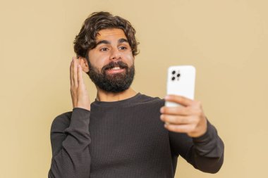 Uzun kollu mutlu Lübnanlı adam akıllı telefon daktilo kullanarak bağırarak evet dedi. Büyük bir galibiyet, iyi haber, piyango hedefi başarısı, başarıyı kutlamak, oyunu kazanmak..