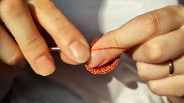 Kadın eli örgü örer. Ev işi, hobi. Pamuk ipliği. Yakın çekim videosu.