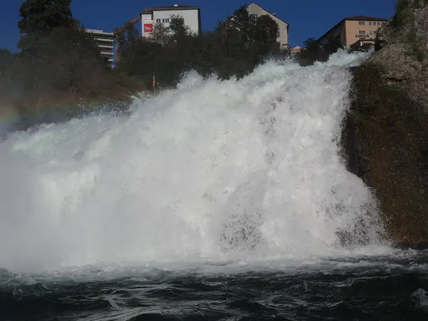 Schaffhausen şelalesi güneşli bir günde, gemi tarafından ziyaret edilir.