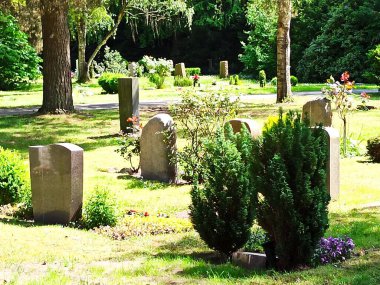 Yazın Alman mezarlığı, mezar taşları ve ağaçlar, sessiz bir yer.