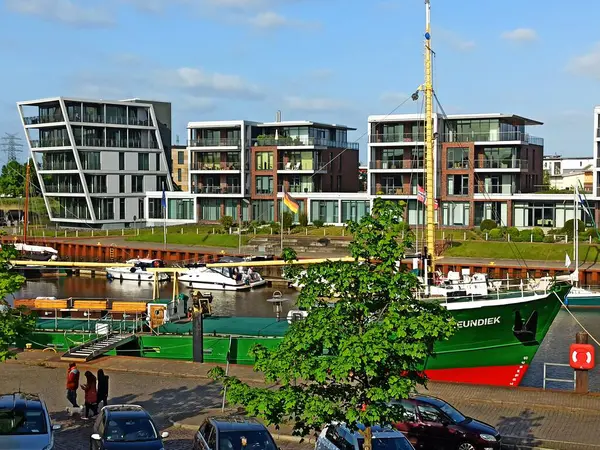 Stade 'den şehir silueti, River Elbe' de, tatil beldesi