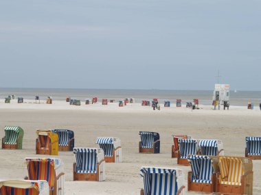 Amrum plajındaki plaj sandalyeleri, kuzey denizindeki ada. 