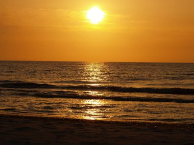 Günbatımında Amrum sahilinde, Kuzey Denizi adasında