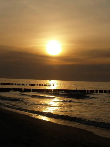 Baltık Denizi 'nde gün batımı, Kuehlungsborn' un maliyeti