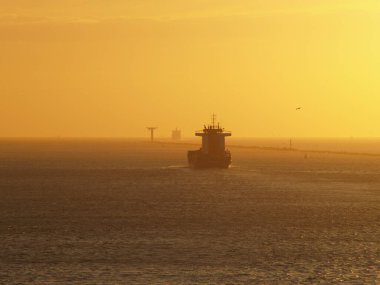 Açık okyanusa giden gemi, Rotterdam 'dan ayrılıyor.