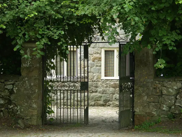 Rüya bahçesine demir kapı.