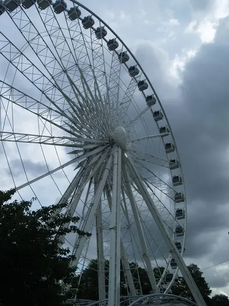 Bulutlardan önce dönme dolap