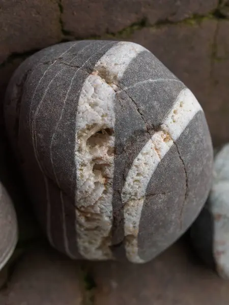 Gizli desenli taşlar. 