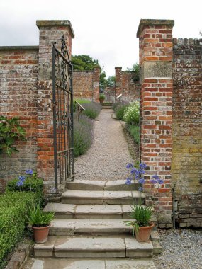 Büyük Britanya 'da duvarlarla çevrili bahçe