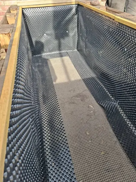 Adımlarla yükseltilmiş bir yatak yap. Tavşan teli ve baloncuk ambalajıyla 3 sıra.