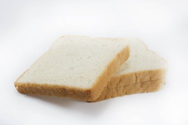 Masada dilimlenmiş ekmek, beyaz arkaplanda.