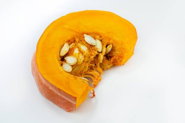 beyaz zemin üzerinde kabak dilimleri