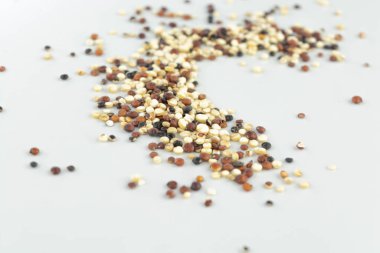 Beyaz arkaplanda kinoa tohumu karışımı izole edilmiş yakın plan