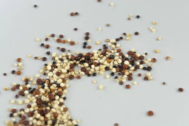 Beyaz arkaplanda kinoa tohumu karışımı izole edilmiş yakın plan
