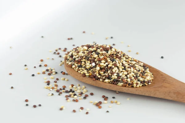 Mélange Graines Quinoa Dans Une Cuillère Bois Sur Fond Blanc — Photo