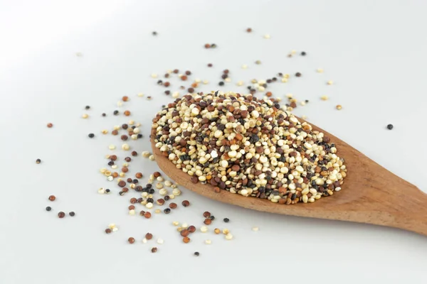Quinoa Frö Mix Träsked Vit Bakgrund Isolerad — Stockfoto