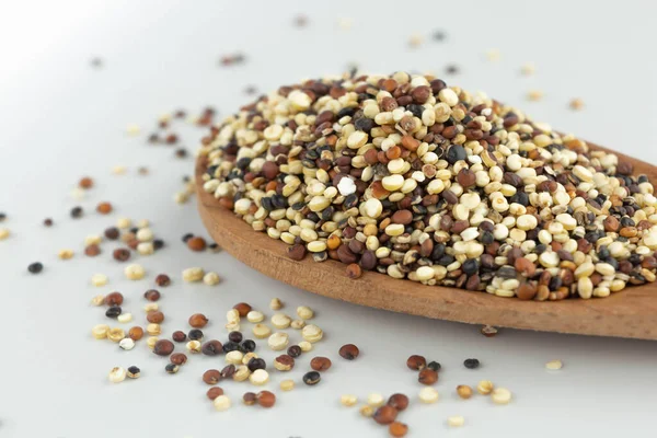 Quinoa Frö Mix Träsked Vit Bakgrund Isolerad Närbild — Stockfoto