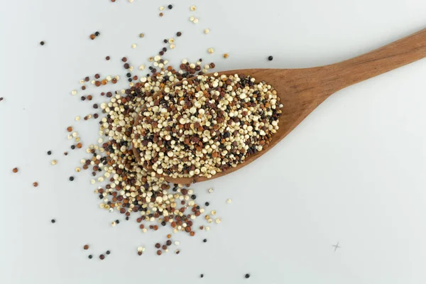Quinoa Frö Mix Träsked Vit Bakgrund Isolerad Ovanifrån — Stockfoto