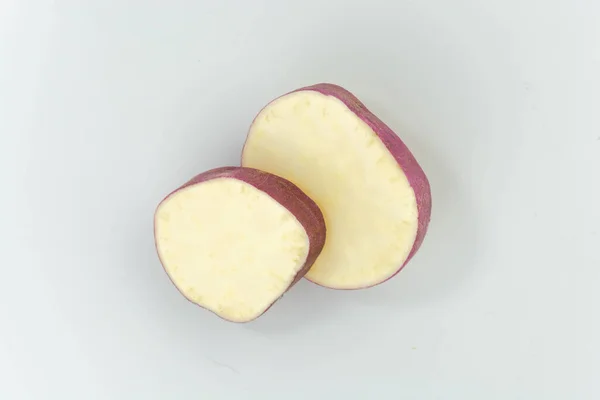 Plasterki Słodkiego Ziemniaka Białym Tle Świeże Warzywa Widok Góry — Zdjęcie stockowe