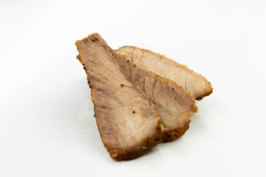 Beyaz arka planda izole edilmiş taze domuz dilimleri.