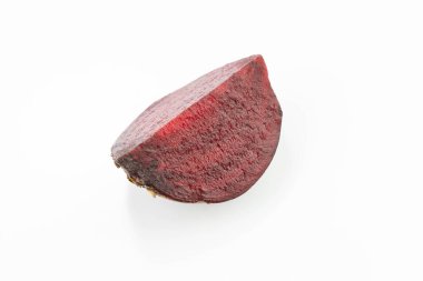 Beyaz arka planda izole edilmiş taze kırmızı pancar dilimleri.