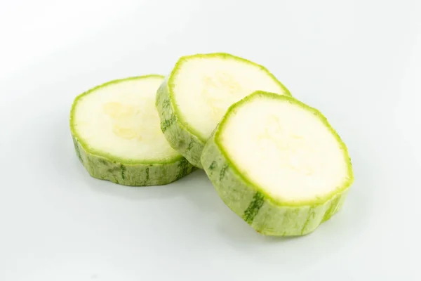 Arka Planda Dilimlenmiş Yeşil Salatalık — Stok fotoğraf