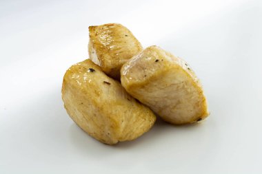 Beyaz arka planda taze pişmiş tavuk küpleri