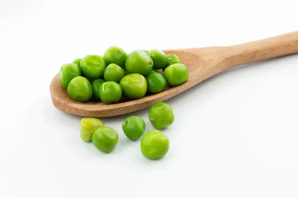 Guisantes Verdes Aislados Una Cuchara Madera Verduras Orgánicas Frescas —  Fotos de Stock