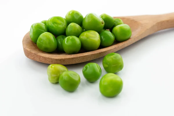 Guisantes Verdes Aislados Una Cuchara Madera Verduras Orgánicas Frescas —  Fotos de Stock