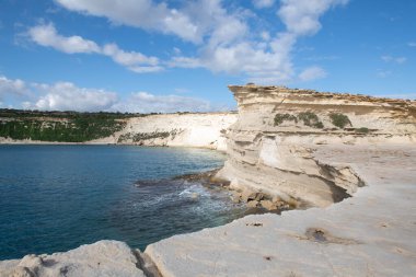 Deniz manzaralı kıyı şeridi. Malta kıyısı. Malta kıyısı. Malta 'da aralık ayında güzel bir gün