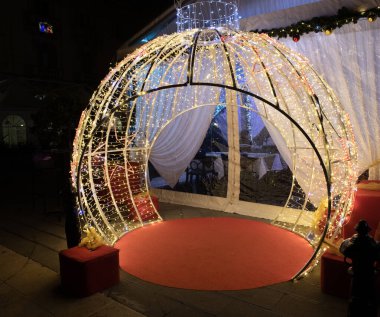 Valletta, Malta - 21 Aralık 2022: Valletta, Malta 'da Noel süslemeleri. Valletta 'da mevsimlik Noel süsü.