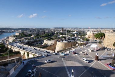 Valletta, Malta - 11 Aralık 2022: Floriana ve Castille Meydanı, Valletta. Arka planda Castille Meydanı ve Floriana bölgesinin panoramik manzarası var. Yukarıdan görüntüle