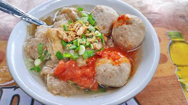 Cuanki, Bandung, West Java 'nın tipik aperatiflerinden biridir. Tofu ve erişteyle dolu bir köftedir..
